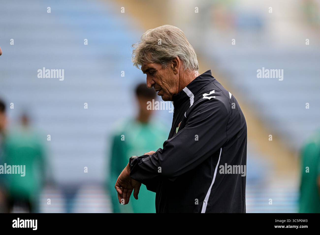 Le manager Manuel Pellegrini (manager Real Betis) regarde à la montre avant le match amical de pré-saison entre Coventry City et Real Betis Balompié à la Coventry Building Society Arena, Coventry le mercredi 30 juillet 2025. (Photo : Kevin Hodgson | mi News) crédit : MI News & Sport /Alamy Live News Banque D'Images