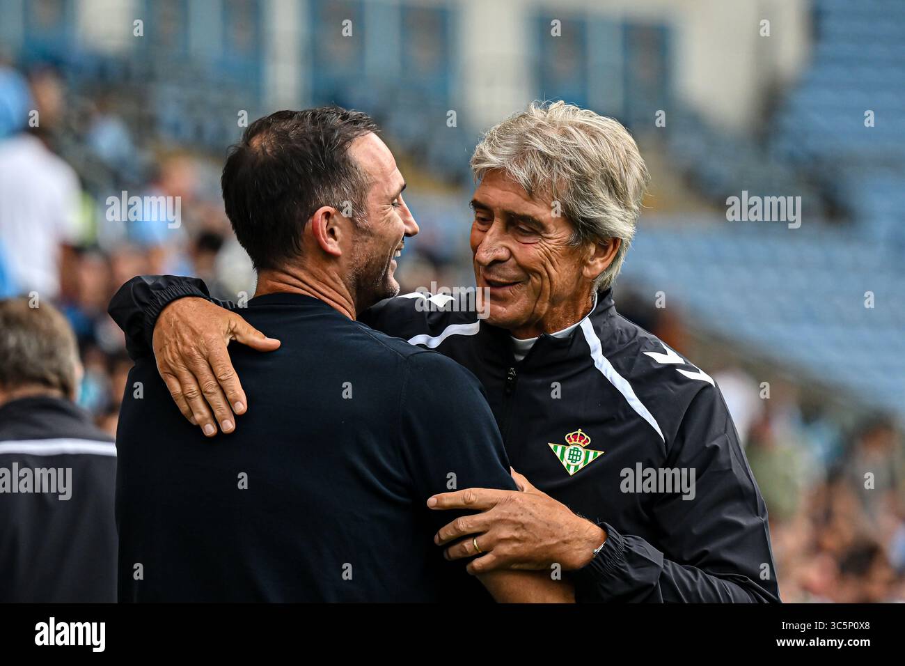 Le manager Frank Lampard (manager de Coventry City) et le manager Manuel Pellegrini (manager Real Betis) se sont bien amusés avant le match amical de pré-saison entre Coventry City et Real Betis Balompié à la Coventry Building Society Arena, Coventry le mercredi 30 juillet 2025. (Photo : Kevin Hodgson | mi News) crédit : MI News & Sport /Alamy Live News Banque D'Images