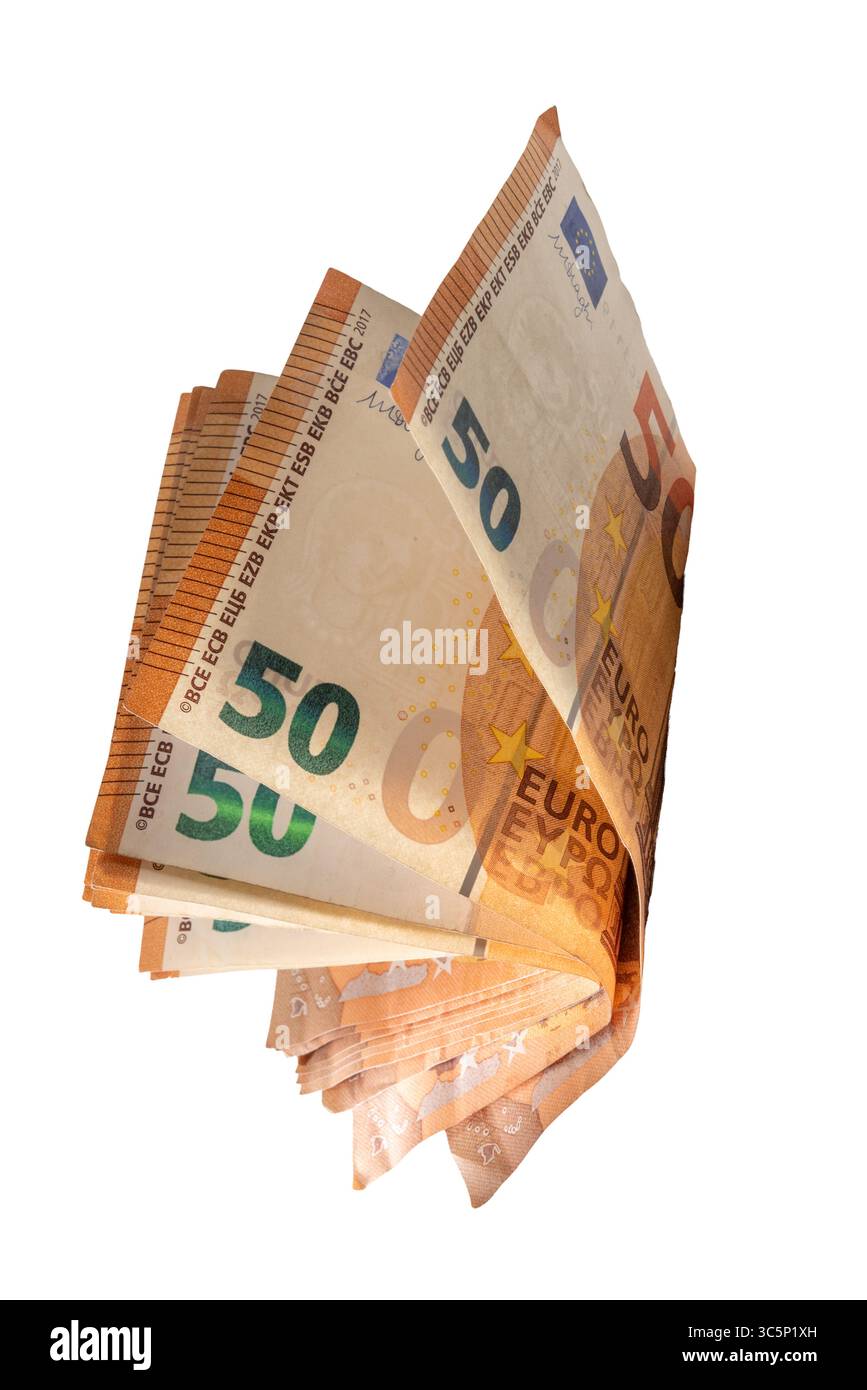 Billets pliés de 50 euros qui peuvent être feuilletés isolés sur blanc avec chemin de détourage inclus Banque D'Images