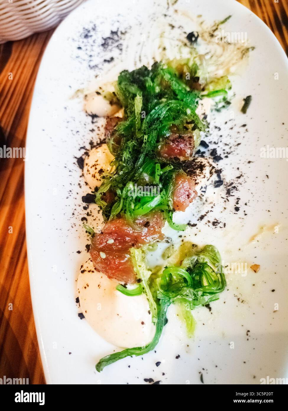 Dégustez un repas signature dans un restaurant espagnol. Banque D'Images