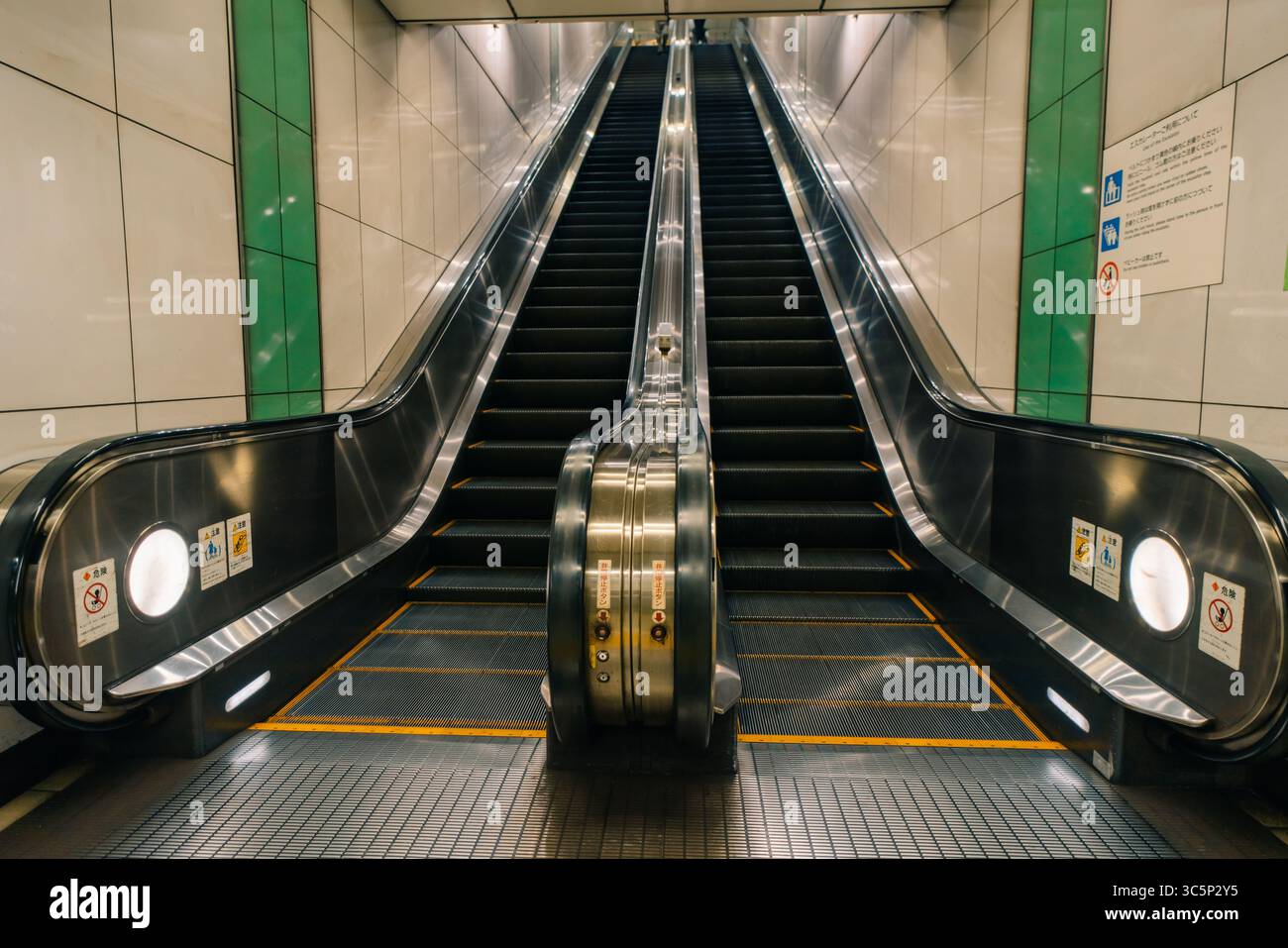 Japon, Tokyo - 3 mai 2025 excalateur dans le métro. Photo de haute qualité Banque D'Images