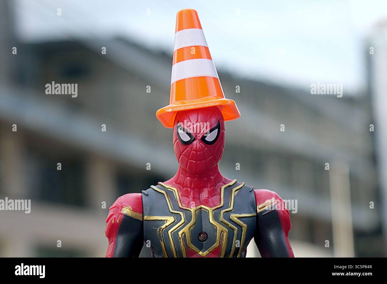 Glasgow, Écosse, Royaume-Uni. 30 juillet 2025. Le symbole emblématique du cône de circulation de la ville baptise le film. L'ensemble sur la rue bothwell comprend un ensemble d'un chantier de construction à côté d'une rue animée Mew york qui sera chargée de trafic, un nouvel ensemble est en cours de construction comme le bâtiment d'assurance américain avec lithos appliqué est vu pour le film de New spiderman Spider-Man 4, officiellement intitulé Spider-Man : Brand New Day. Crédit Gerard Ferry /Alamy Live News Banque D'Images