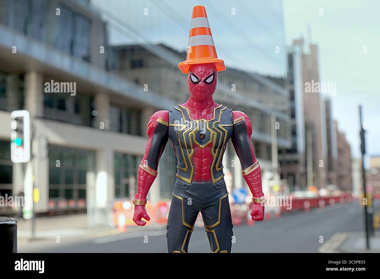 Glasgow, Écosse, Royaume-Uni. 30 juillet 2025. Le symbole emblématique du cône de circulation de la ville baptise le film. L'ensemble sur la rue bothwell comprend un ensemble d'un chantier de construction à côté d'une rue animée Mew york qui sera chargée de trafic, un nouvel ensemble est en cours de construction comme le bâtiment d'assurance américain avec lithos appliqué est vu pour le film de New spiderman Spider-Man 4, officiellement intitulé Spider-Man : Brand New Day. Crédit Gerard Ferry /Alamy Live News Banque D'Images