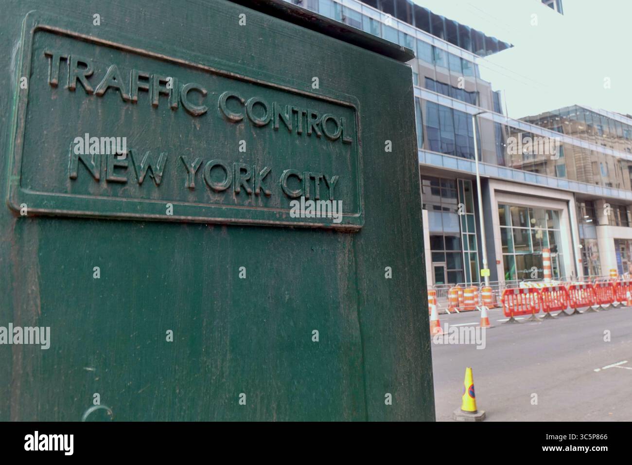 Glasgow, Écosse, Royaume-Uni. 30 juillet 2025. Le symbole emblématique du cône de circulation de la ville baptise le film. L'ensemble sur la rue bothwell comprend un ensemble d'un chantier de construction à côté d'une rue animée Mew york qui sera chargée de trafic, un nouvel ensemble est en cours de construction comme le bâtiment d'assurance américain avec lithos appliqué est vu pour le film de New spiderman Spider-Man 4, officiellement intitulé Spider-Man : Brand New Day. Crédit Gerard Ferry /Alamy Live News Banque D'Images