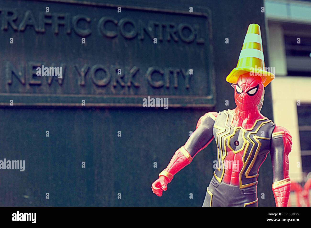 Glasgow, Écosse, Royaume-Uni. 30 juillet 2025. Le symbole emblématique du cône de circulation de la ville baptise le film. L'ensemble sur la rue bothwell comprend un ensemble d'un chantier de construction à côté d'une rue animée Mew york qui sera chargée de trafic, un nouvel ensemble est en cours de construction comme le bâtiment d'assurance américain avec lithos appliqué est vu pour le film de New spiderman Spider-Man 4, officiellement intitulé Spider-Man : Brand New Day. Crédit Gerard Ferry /Alamy Live News Banque D'Images