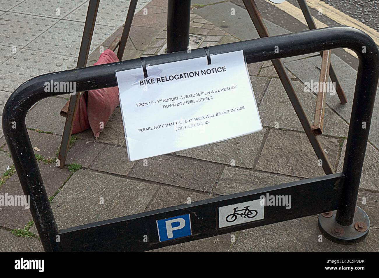 Glasgow, Écosse, Royaume-Uni. 30 juillet 2025. Le symbole emblématique du cône de circulation de la ville baptise le film. L'ensemble sur la rue bothwell comprend un ensemble d'un chantier de construction à côté d'une rue animée Mew york qui sera chargée de trafic, un nouvel ensemble est en cours de construction comme le bâtiment d'assurance américain avec lithos appliqué est vu pour le film de New spiderman Spider-Man 4, officiellement intitulé Spider-Man : Brand New Day. Crédit Gerard Ferry /Alamy Live News Banque D'Images