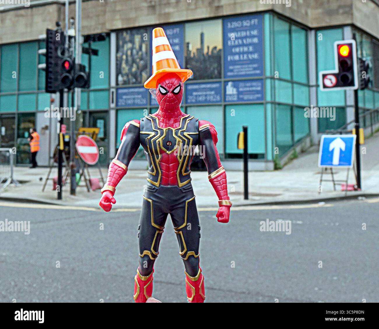 Glasgow, Écosse, Royaume-Uni. 30 juillet 2025. Le symbole emblématique du cône de circulation de la ville baptise le film. L'ensemble sur la rue bothwell comprend un ensemble d'un chantier de construction à côté d'une rue animée Mew york qui sera chargée de trafic, un nouvel ensemble est en cours de construction comme le bâtiment d'assurance américain avec lithos appliqué est vu pour le film de New spiderman Spider-Man 4, officiellement intitulé Spider-Man : Brand New Day. Crédit Gerard Ferry /Alamy Live News Banque D'Images