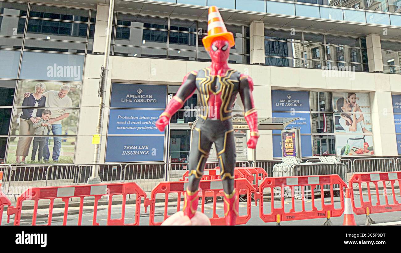 Glasgow, Écosse, Royaume-Uni. 30 juillet 2025. Le symbole emblématique du cône de circulation de la ville baptise le film. L'ensemble sur la rue bothwell comprend un ensemble d'un chantier de construction à côté d'une rue animée Mew york qui sera chargée de trafic, un nouvel ensemble est en cours de construction comme le bâtiment d'assurance américain avec lithos appliqué est vu pour le film de New spiderman Spider-Man 4, officiellement intitulé Spider-Man : Brand New Day. Crédit Gerard Ferry /Alamy Live News Banque D'Images