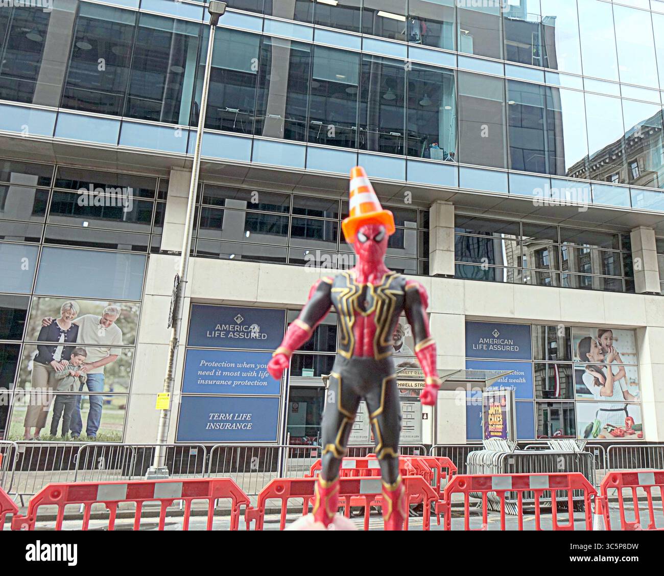 Glasgow, Écosse, Royaume-Uni. 30 juillet 2025. Le symbole emblématique du cône de circulation de la ville baptise le film. L'ensemble sur la rue bothwell comprend un ensemble d'un chantier de construction à côté d'une rue animée Mew york qui sera chargée de trafic, un nouvel ensemble est en cours de construction comme le bâtiment d'assurance américain avec lithos appliqué est vu pour le film de New spiderman Spider-Man 4, officiellement intitulé Spider-Man : Brand New Day. Crédit Gerard Ferry /Alamy Live News Banque D'Images