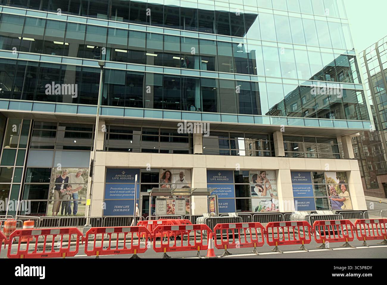 Glasgow, Écosse, Royaume-Uni. 30 juillet 2025. Le symbole emblématique du cône de circulation de la ville baptise le film. L'ensemble sur la rue bothwell comprend un ensemble d'un chantier de construction à côté d'une rue animée Mew york qui sera chargée de trafic, un nouvel ensemble est en cours de construction comme le bâtiment d'assurance américain avec lithos appliqué est vu pour le film de New spiderman Spider-Man 4, officiellement intitulé Spider-Man : Brand New Day. Crédit Gerard Ferry /Alamy Live News Banque D'Images