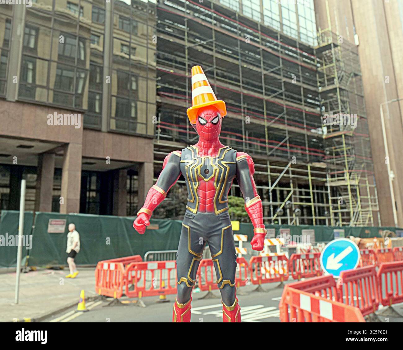 Glasgow, Écosse, Royaume-Uni. 30 juillet 2025. Le symbole emblématique du cône de circulation de la ville baptise le film. L'ensemble sur la rue bothwell comprend un ensemble d'un chantier de construction à côté d'une rue animée Mew york qui sera chargée de trafic, un nouvel ensemble est en cours de construction comme le bâtiment d'assurance américain avec lithos appliqué est vu pour le film de New spiderman Spider-Man 4, officiellement intitulé Spider-Man : Brand New Day. Crédit Gerard Ferry /Alamy Live News Banque D'Images