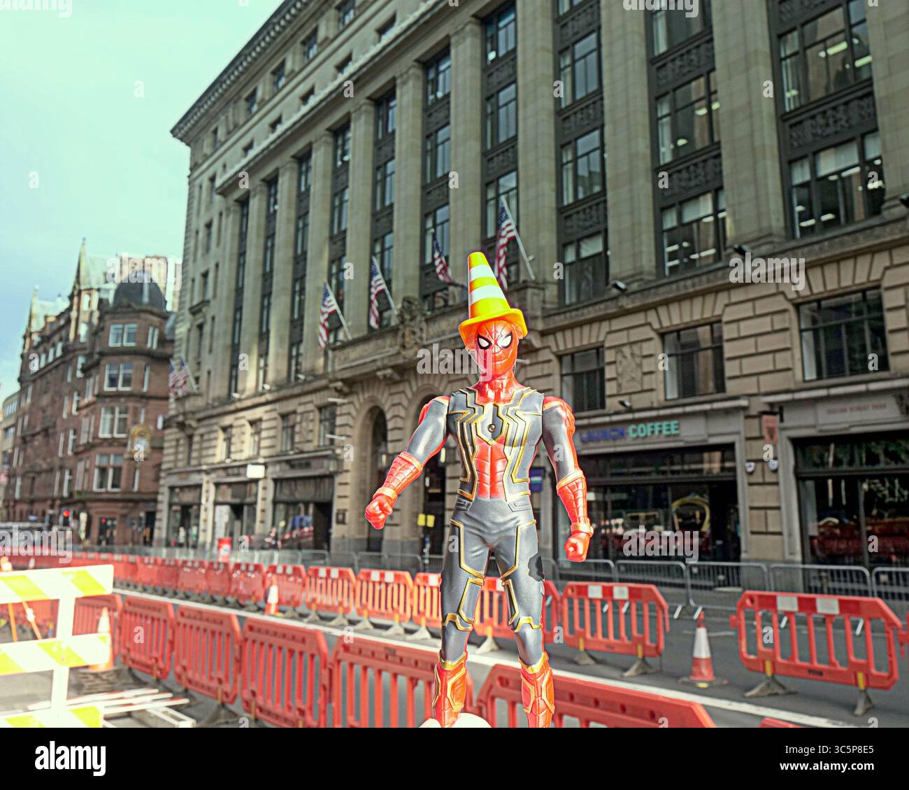Glasgow, Écosse, Royaume-Uni. 30 juillet 2025. Le symbole emblématique du cône de circulation de la ville baptise le film. L'ensemble sur la rue bothwell comprend un ensemble d'un chantier de construction à côté d'une rue animée Mew york qui sera chargée de trafic, un nouvel ensemble est en cours de construction comme le bâtiment d'assurance américain avec lithos appliqué est vu pour le film de New spiderman Spider-Man 4, officiellement intitulé Spider-Man : Brand New Day. Crédit Gerard Ferry /Alamy Live News Banque D'Images