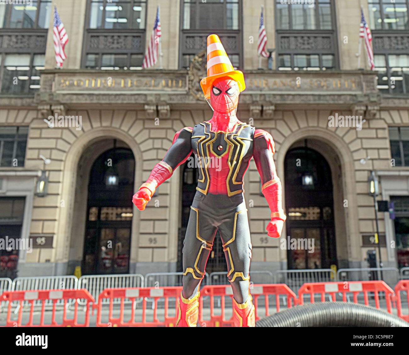 Glasgow, Écosse, Royaume-Uni. 30 juillet 2025. Le symbole emblématique du cône de circulation de la ville baptise le film. L'ensemble sur la rue bothwell comprend un ensemble d'un chantier de construction à côté d'une rue animée Mew york qui sera chargée de trafic, un nouvel ensemble est en cours de construction comme le bâtiment d'assurance américain avec lithos appliqué est vu pour le film de New spiderman Spider-Man 4, officiellement intitulé Spider-Man : Brand New Day. Crédit Gerard Ferry /Alamy Live News Banque D'Images