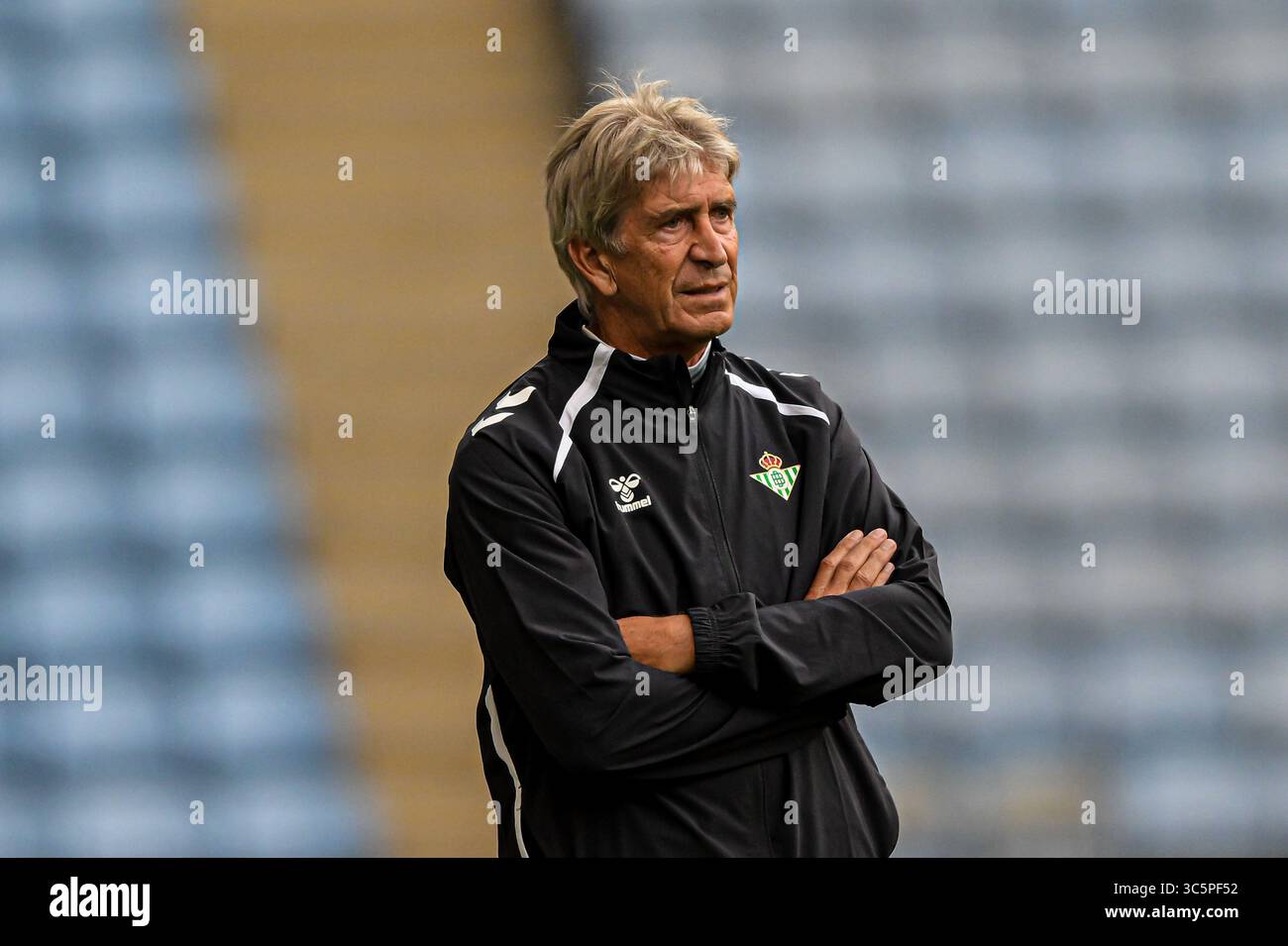 Le manager Manuel Pellegrini (manager Real Betis) regarde lors du match amical de pré-saison entre Coventry City et Real Betis Balompié à la Coventry Building Society Arena, Coventry le mercredi 30 juillet 2025. (Photo : Kevin Hodgson | mi News) crédit : MI News & Sport /Alamy Live News Banque D'Images