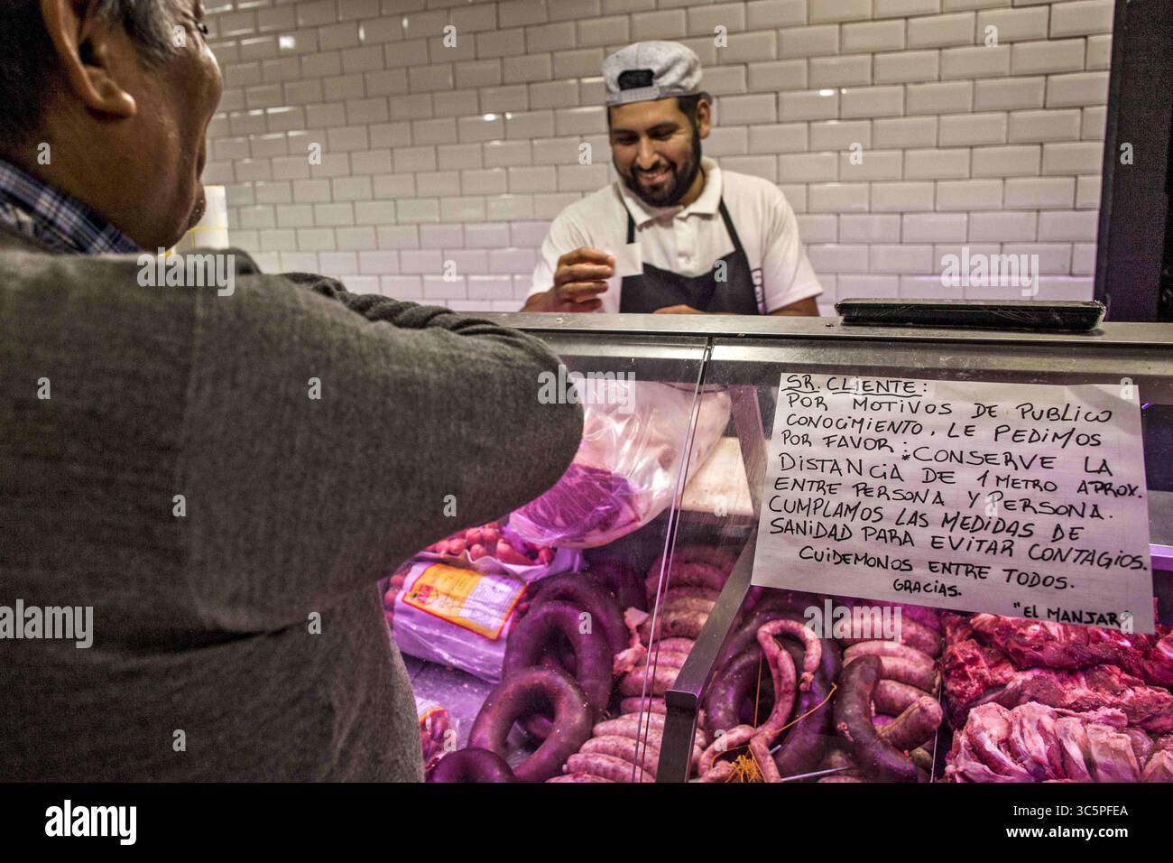 17 mars 2020, Buenos Aires, capitale fédérale, Argentine : les entreprises de quartier de la ville de Buenos Aires ont déjà activé des plans de service à la clientèle spéciaux pour le coronavirus..dans leurs locaux, ils ont mis en œuvre une distance minimale d'un mètre avec le comptoir et les personnes présentes dans chaque local, acheter des plafonds pour les produits critiques pour faciliter ''égalité d'accès'' à tous les clients et une attention prioritaire aux populations à risque (supérieur 60, enceintes et immunodéprimées), entre autres mesures. Compte tenu du contexte mondial et conformément aux mesures qui ont été prises récemment Banque D'Images