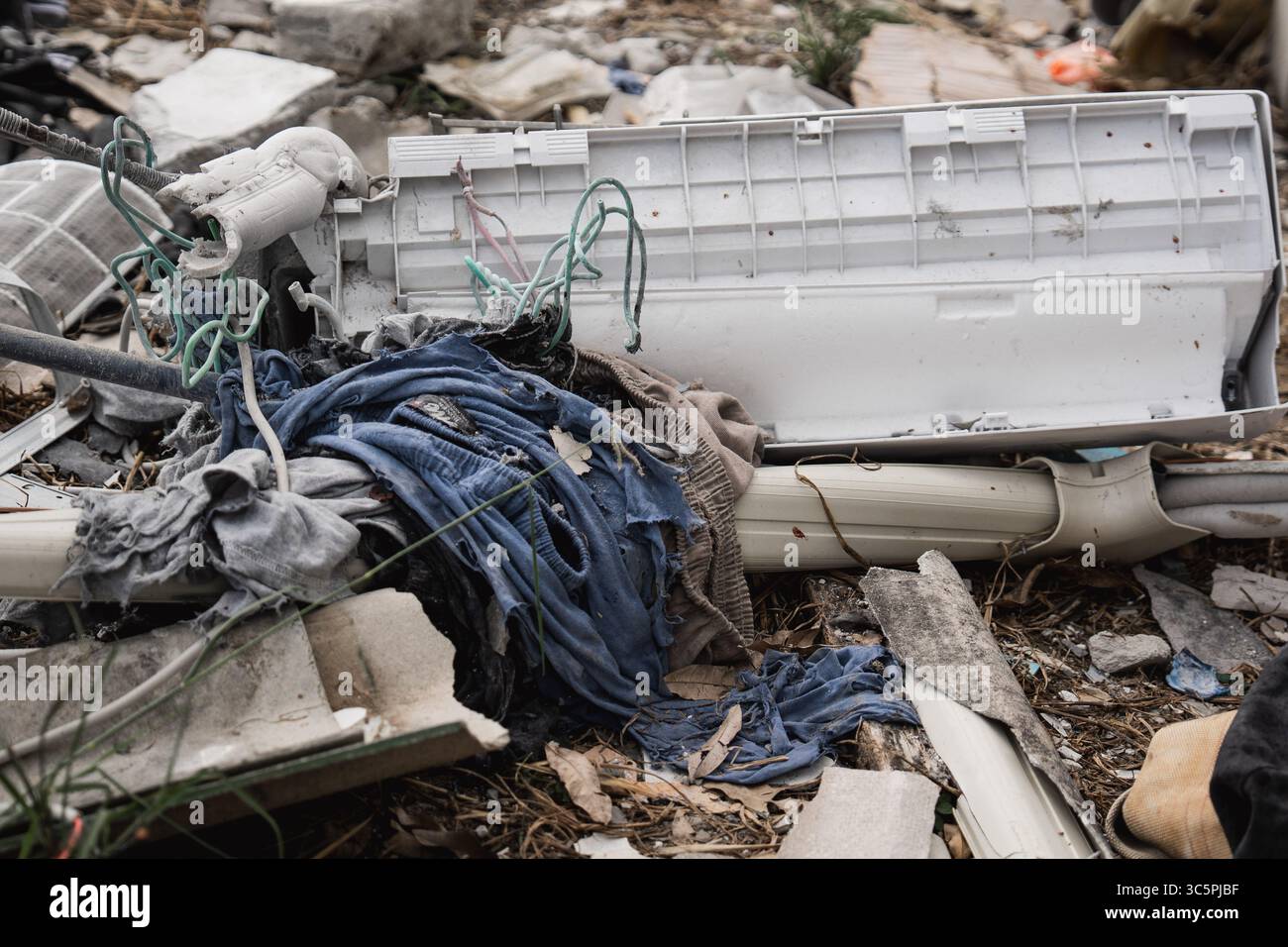 Ban Pho, Thaïlande. 30 juillet 2025. Les vêtements déchiquetés sont enchevêtrés dans des fils électriques et des débris près du site d'une explosion mortelle après l'accident. Une puissante explosion a déchiré une maison à Ban Pho, où des feux d'artifice auraient été assemblés. L'explosion a tué au moins neuf personnes, toutes considérées comme des femmes, et en a blessé deux autres. Les maisons voisines ont également été endommagées lors de l'incident. Crédit : SOPA images Limited/Alamy Live News Banque D'Images