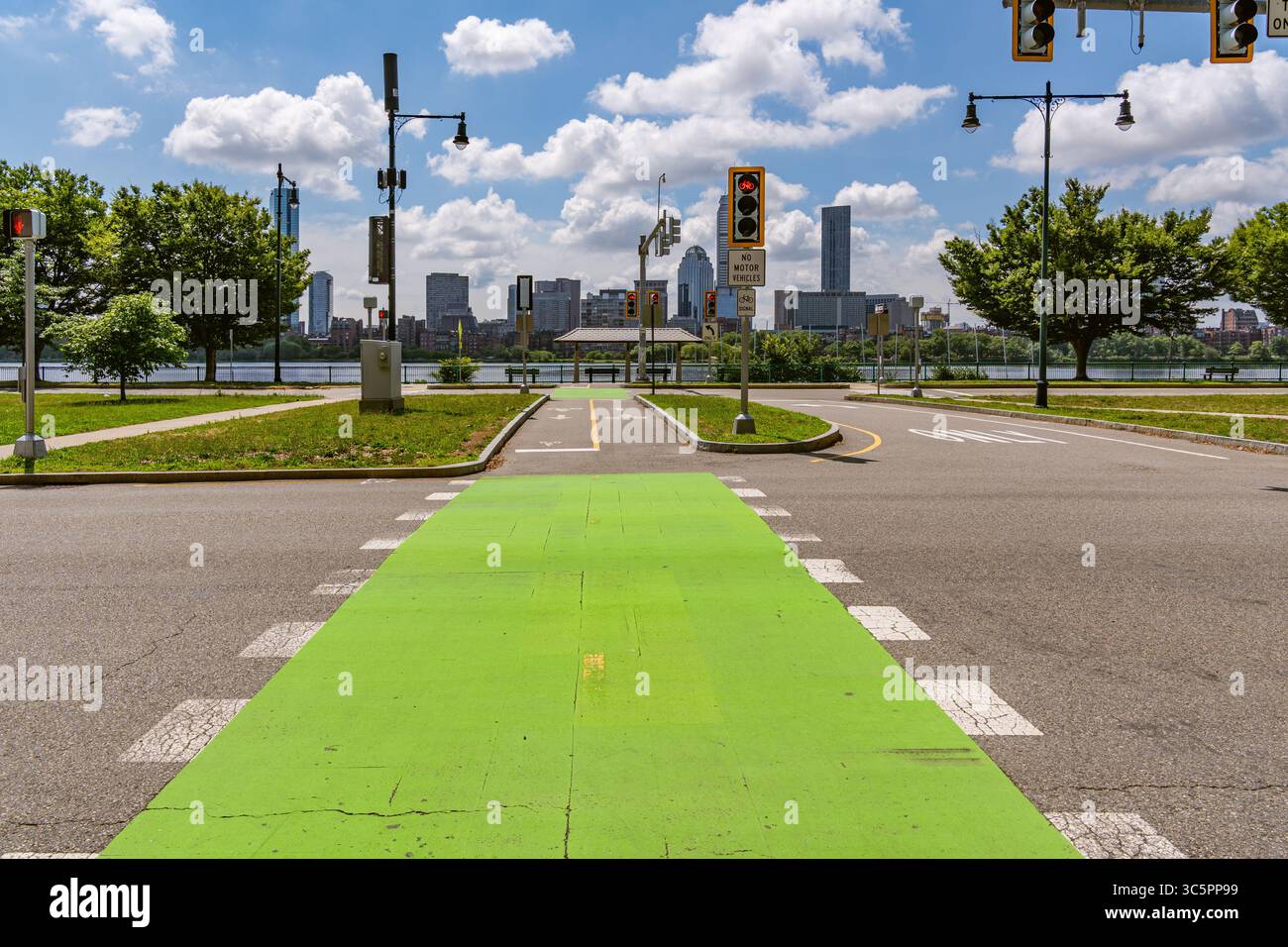 Cambridge, ma, États-Unis-15 juillet 2025 : conception complète des rues avec piste cyclable, passage piétonnier et feux de circulation avec les gratte-ciel de Boston dans le Banque D'Images