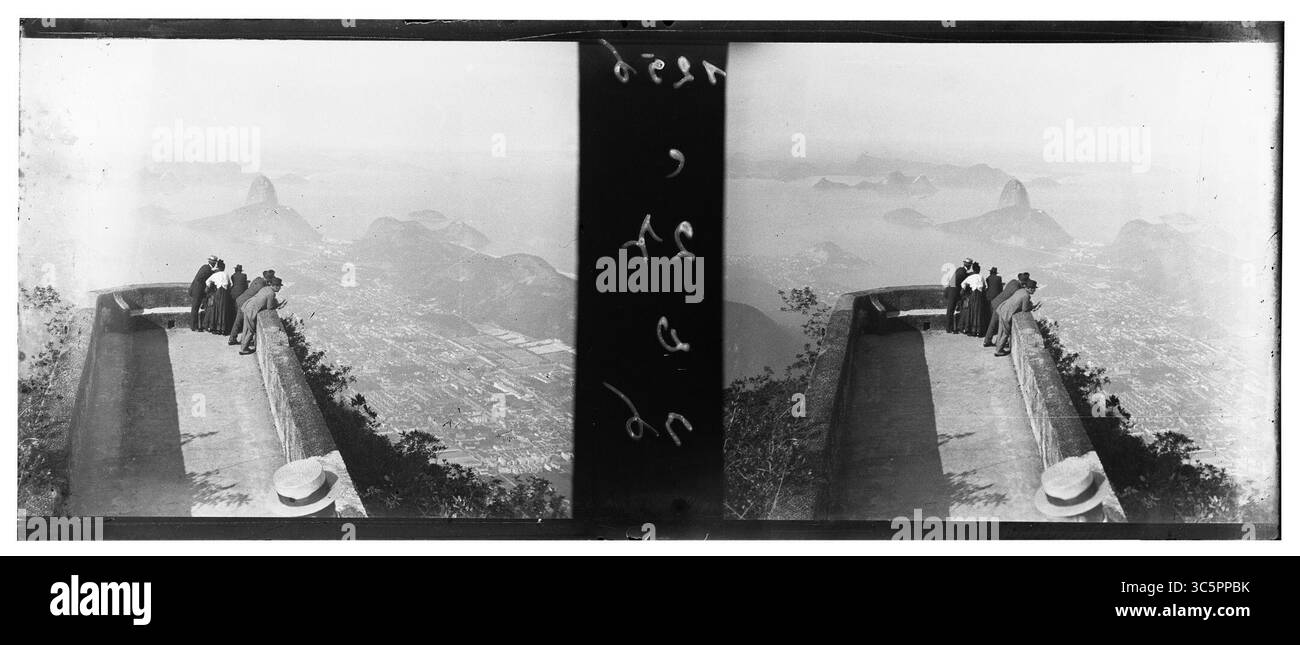 Mirante do Morro do Corcovado ; ao fundo, o Pão de Açúcar (002080RJN0506). Banque D'Images