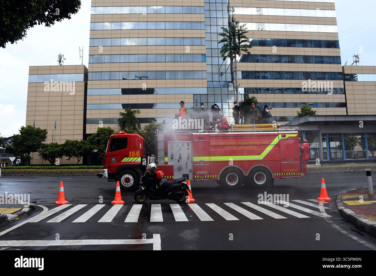 1er janvier 2006, Jakarta, Jakarta, Indonésie : les pompiers pulvérisent du liquide désinfectant dans le quartier de l'hôtel Bundaran en Indonésie, Jakarta, le 22 mars 2020. Le gouvernement provincial de Jakarta a pulvérisé des désinfectants dans les installations publiques dans cinq zones de DKI Jakarta pour prévenir la propagation du virus Corona ou COVID-19. (Crédit image : © Dasril Roszandi/ZUMA Wire) Banque D'Images