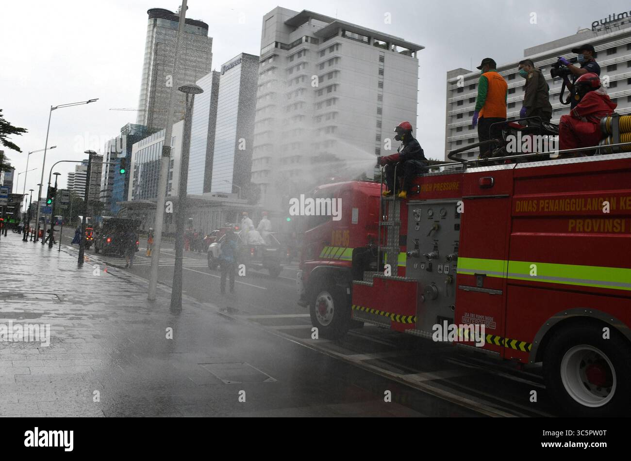 1er janvier 2006, Jakarta, Jakarta, Indonésie : les pompiers pulvérisent du liquide désinfectant dans le quartier de l'hôtel Bundaran en Indonésie, Jakarta, le 22 mars 2020. Le gouvernement provincial de Jakarta a pulvérisé des désinfectants dans les installations publiques dans cinq zones de DKI Jakarta pour prévenir la propagation du virus Corona ou COVID-19. (Crédit image : © Dasril Roszandi/ZUMA Wire) Banque D'Images