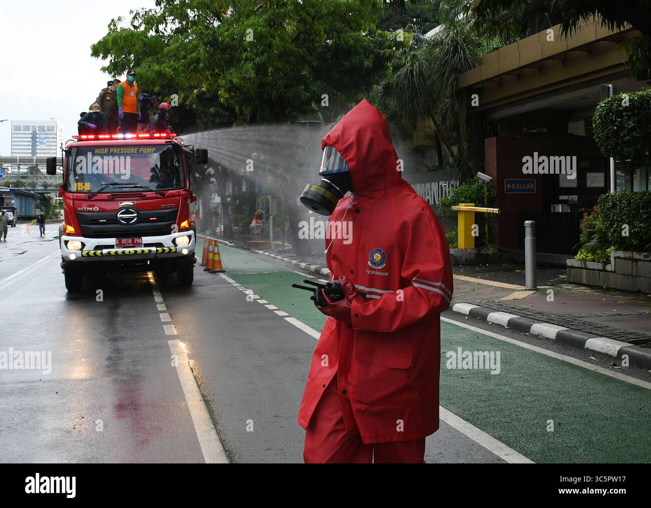 1er janvier 2006, Jakarta, Jakarta, Indonésie : les pompiers pulvérisent du liquide désinfectant dans le quartier de l'hôtel Bundaran en Indonésie, Jakarta, le 22 mars 2020. Le gouvernement provincial de Jakarta a pulvérisé des désinfectants dans les installations publiques dans cinq zones de DKI Jakarta pour prévenir la propagation du virus Corona ou COVID-19. (Crédit image : © Dasril Roszandi/ZUMA Wire) Banque D'Images