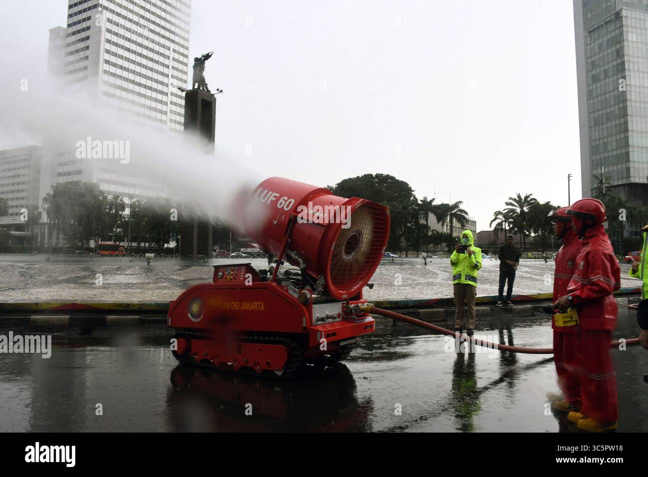 1er janvier 2006, Jakarta, Jakarta, Indonésie : les pompiers pulvérisent du liquide désinfectant dans le quartier de l'hôtel Bundaran en Indonésie, Jakarta, le 22 mars 2020. Le gouvernement provincial de Jakarta a pulvérisé des désinfectants dans les installations publiques dans cinq zones de DKI Jakarta pour prévenir la propagation du virus Corona ou COVID-19. (Crédit image : © Dasril Roszandi/ZUMA Wire) Banque D'Images