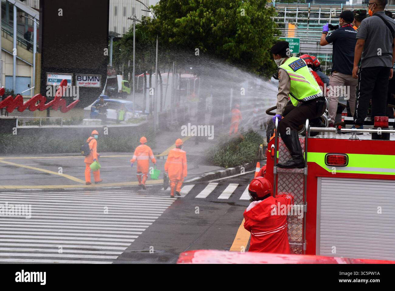 1er janvier 2006, Jakarta, Jakarta, Indonésie : les pompiers pulvérisent du liquide désinfectant dans le quartier de l'hôtel Bundaran en Indonésie, Jakarta, le 22 mars 2020. Le gouvernement provincial de Jakarta a pulvérisé des désinfectants dans les installations publiques dans cinq zones de DKI Jakarta pour prévenir la propagation du virus Corona ou COVID-19. (Crédit image : © Dasril Roszandi/ZUMA Wire) Banque D'Images