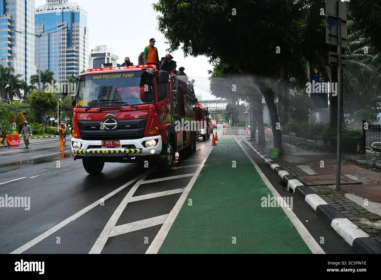 1er janvier 2006, Jakarta, Jakarta, Indonésie : les pompiers pulvérisent du liquide désinfectant dans le quartier de l'hôtel Bundaran en Indonésie, Jakarta, le 22 mars 2020. Le gouvernement provincial de Jakarta a pulvérisé des désinfectants dans les installations publiques dans cinq zones de DKI Jakarta pour prévenir la propagation du virus Corona ou COVID-19. (Crédit image : © Dasril Roszandi/ZUMA Wire) Banque D'Images