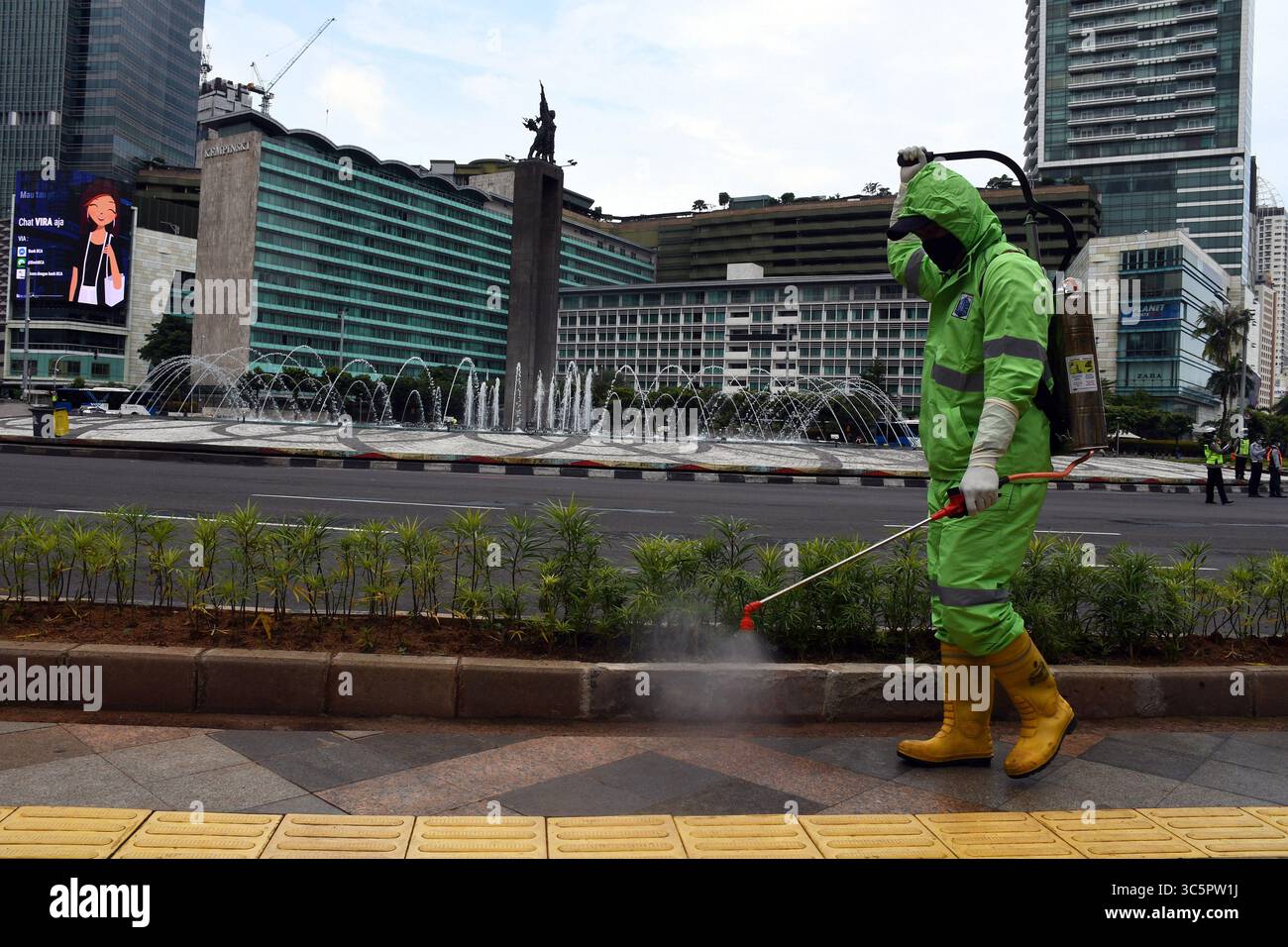 1er janvier 2006, Jakarta, Jakarta, Indonésie : les pompiers pulvérisent du liquide désinfectant dans le quartier de l'hôtel Bundaran en Indonésie, Jakarta, le 22 mars 2020. Le gouvernement provincial de Jakarta a pulvérisé des désinfectants dans les installations publiques dans cinq zones de DKI Jakarta pour prévenir la propagation du virus Corona ou COVID-19. (Crédit image : © Dasril Roszandi/ZUMA Wire) Banque D'Images