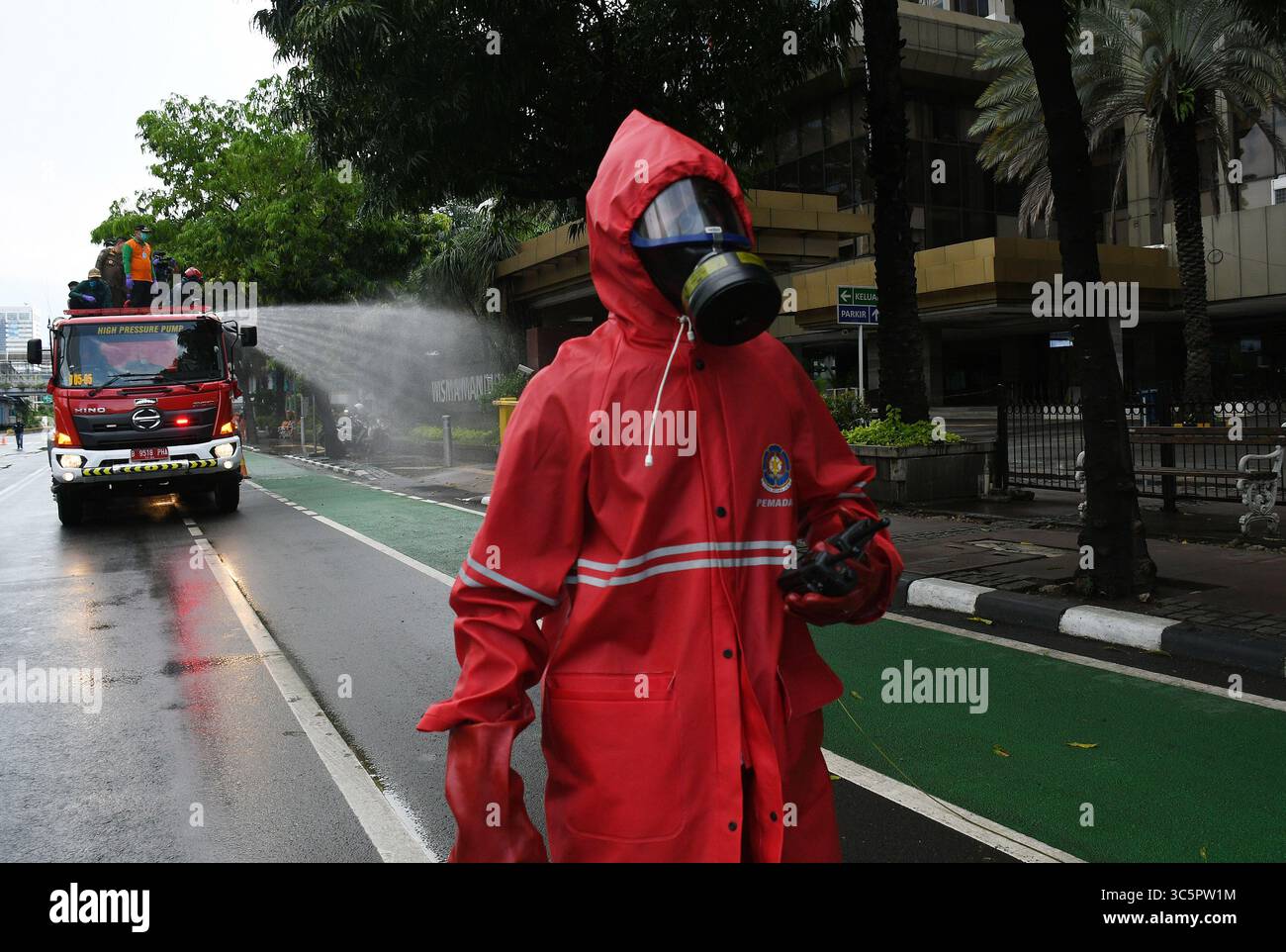 1er janvier 2006, Jakarta, Jakarta, Indonésie : les pompiers pulvérisent du liquide désinfectant dans le quartier de l'hôtel Bundaran en Indonésie, Jakarta, le 22 mars 2020. Le gouvernement provincial de Jakarta a pulvérisé des désinfectants dans les installations publiques dans cinq zones de DKI Jakarta pour prévenir la propagation du virus Corona ou COVID-19. (Crédit image : © Dasril Roszandi/ZUMA Wire) Banque D'Images