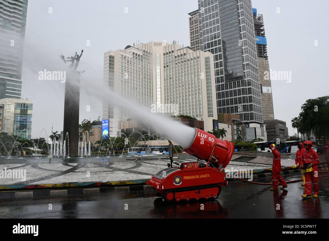 1er janvier 2006, Jakarta, Jakarta, Indonésie : les pompiers pulvérisent du liquide désinfectant dans le quartier de l'hôtel Bundaran en Indonésie, Jakarta, le 22 mars 2020. Le gouvernement provincial de Jakarta a pulvérisé des désinfectants dans les installations publiques dans cinq zones de DKI Jakarta pour prévenir la propagation du virus Corona ou COVID-19. (Crédit image : © Dasril Roszandi/ZUMA Wire) Banque D'Images