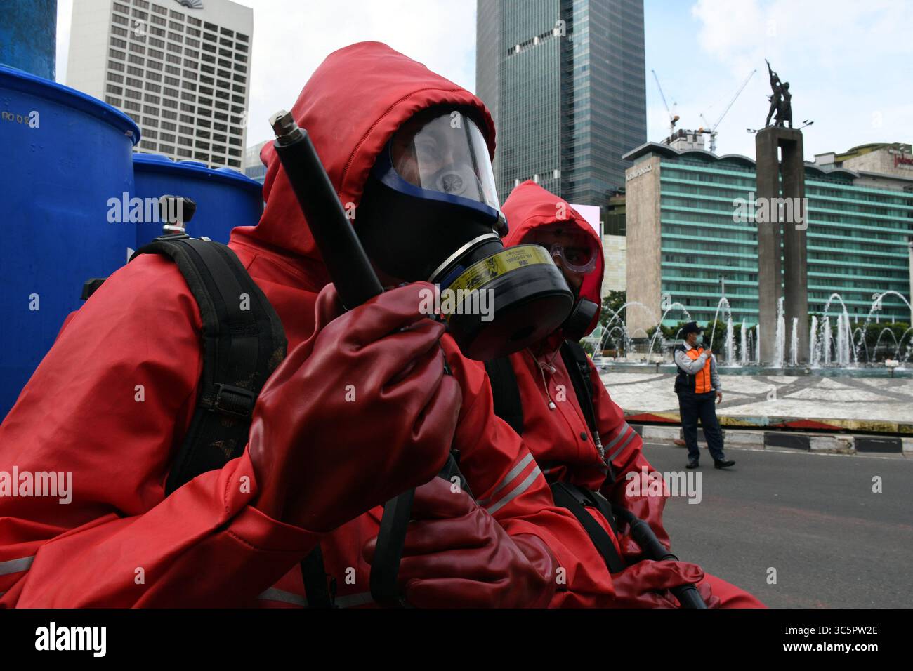 1er janvier 2006, Jakarta, Jakarta, Indonésie : les pompiers pulvérisent du liquide désinfectant dans le quartier de l'hôtel Bundaran en Indonésie, Jakarta, le 22 mars 2020. Le gouvernement provincial de Jakarta a pulvérisé des désinfectants dans les installations publiques dans cinq zones de DKI Jakarta pour prévenir la propagation du virus Corona ou COVID-19. (Crédit image : © Dasril Roszandi/ZUMA Wire) Banque D'Images
