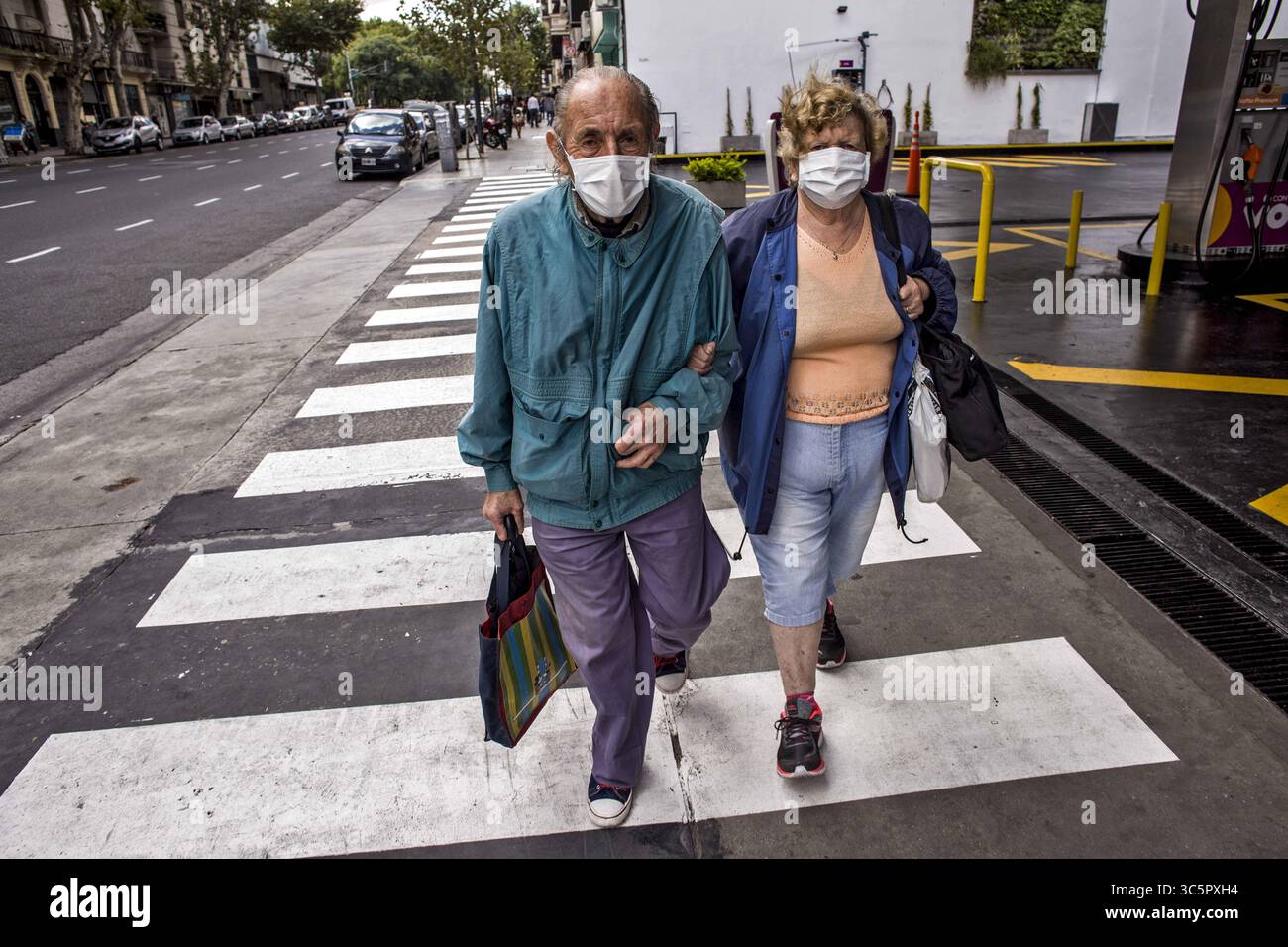 19 mars 2020, Buenos Aires, capitale fédérale, Argentine : le président argentin, Alberto FernÃ¡ndez, a déclaré la quarantaine totale et obligatoire, à partir de minuit jeudi et jusqu'au 31 mars, pour renforcer encore les actions contre le coronavirus en Argentine, où il y a 128 cas confirmés, parmi lesquels 3 décès sont comptabilisés. Le chef de l'État a annoncé que ''l'isolement social préventif et obligatoire''''' sera lancé et a fait remarquer : ''à ce qui signifie que personne ne peut quitter son domicile, tout le monde doit rester chez lui. FernÃ¡Ndez a expliqué que cette mesure a été ordonnée parce que, de Banque D'Images