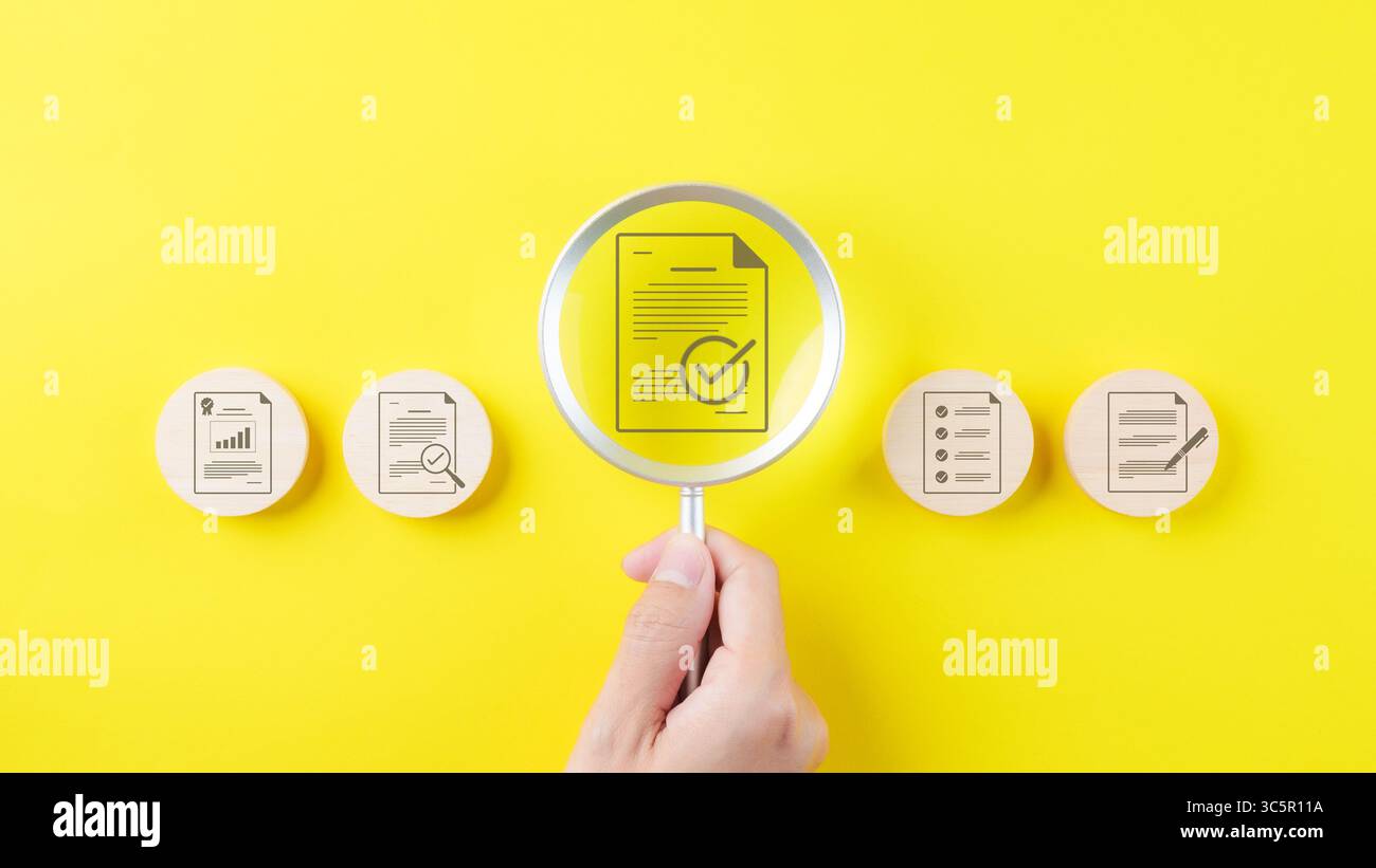 Concept de contrôle qualité des documents. La loupe met l'accent sur la bonne marque de signe avec approbation du document sans papier et approbation de l'assurance qualité. Checklis Banque D'Images