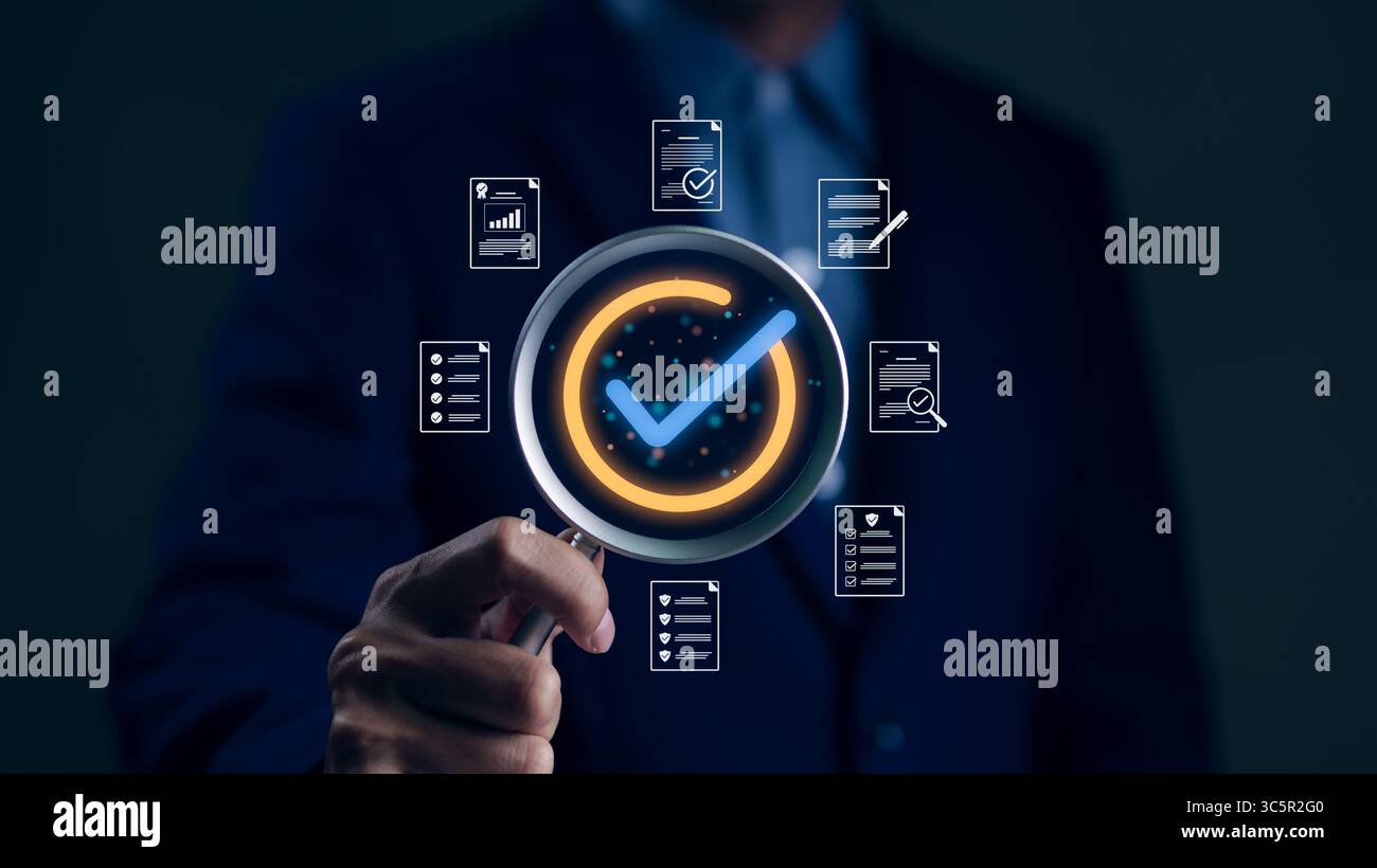 Main d'homme d'affaires tenant la loupe focalisant le symbole de garantie d'assurance de certification de contrôle de qualité standard. Gestion de la qualité avec qualité Banque D'Images