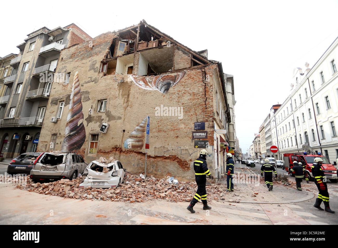 22 mars 2020, Zagreb, Croatie : fort tremblement de terre à Zagreb, bâtiments endommagés, gens dans les rues, l'agence sismologique européenne, EMSC, a déclaré que le tremblement de terre avait été de 5,3 et a frappé une vaste zone au nord de la capitale, Zagreb, à 6h23 heure du matin, l'électricité a été coupée alors que les gens couraient de leurs maisons. Le sol tremble encore de temps en temps. De nombreux bâtiments dans le centre de Zagreb ont été gravement endommagés. Les gens se rassemblent dans les rues effrayées d'être à l'intérieur au cas où le tremblement de terre se répète. Le Gouvernement appelle à une prudence accrue dans les rassemblements publics en raison des mesures de prévention du COV Banque D'Images