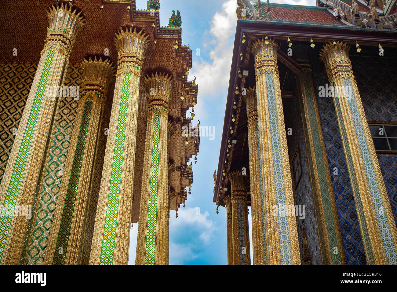 Colonnes dorées du Panthéon royal et des bâtiments Pra Mondop du Grand Palais à Bangkok, Thaïlande Banque D'Images