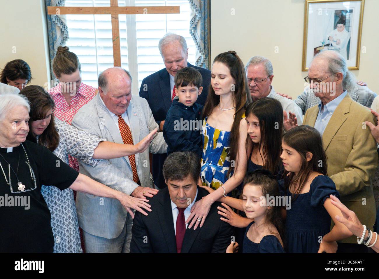 Charleston (États-Unis d'Amérique). 30 juillet 2025. Charleston (États-Unis d'Amérique). 30 juillet 2025. Des supporters jouent l'on of Hands à l'architecte du projet 2025 Paul dans, au centre, lors d'un petit déjeuner de prière à l'église anglicane de Michael, le 30 juillet 2025 à Charleston, Caroline du Sud. Dans a annoncé qu'il se présenterait pour déloger le sénateur républicain Lyndsey Graham Credit : Richard Ellis/Richard Ellis/Alamy Live News Banque D'Images