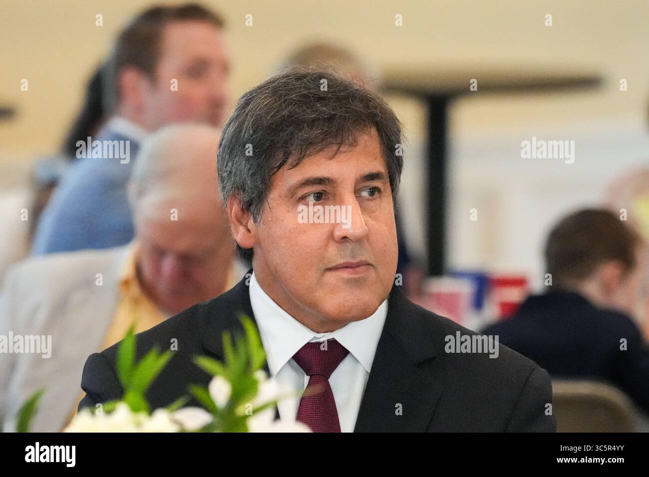 Charleston (États-Unis d'Amérique). 30 juillet 2025. Charleston (États-Unis d'Amérique). 30 juillet 2025. Projet 2025 L'architecte Paul dans écoute un conférencier lors d'un petit déjeuner de prière à l'église anglicane de Michael, le 30 juillet 2025 à Charleston, Caroline du Sud. Dans a annoncé qu'il se présenterait pour déloger le sénateur républicain Lyndsey Graham Credit : Richard Ellis/Richard Ellis/Alamy Live News Banque D'Images