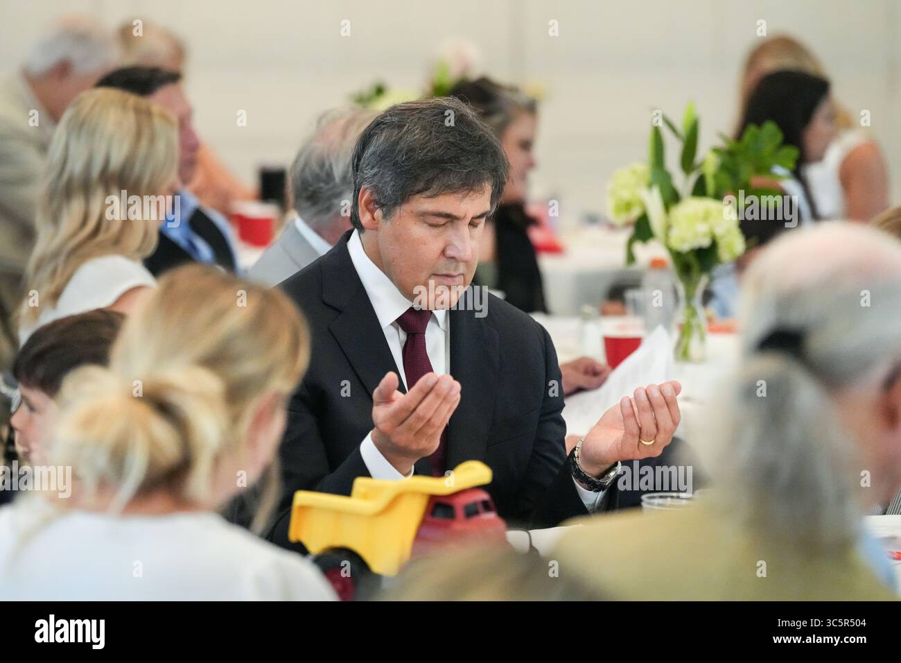 Charleston (États-Unis d'Amérique). 30 juillet 2025. Charleston (États-Unis d'Amérique). 30 juillet 2025. Projet 2025 L'architecte Paul dans, se joint à une prière lors d'un petit déjeuner à l'église anglicane de Michael, le 30 juillet 2025 à Charleston, Caroline du Sud. Dans a annoncé qu'il se présenterait pour déloger le sénateur républicain Lyndsey Graham Credit : Richard Ellis/Richard Ellis/Alamy Live News Banque D'Images