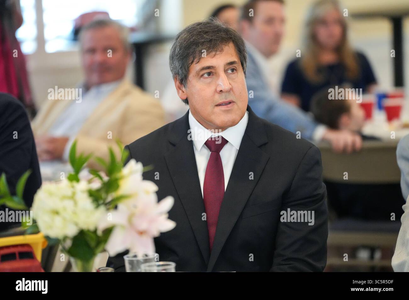 Charleston (États-Unis d'Amérique). 30 juillet 2025. Charleston (États-Unis d'Amérique). 30 juillet 2025. Projet 2025 L'architecte Paul dans écoute un conférencier lors d'un petit déjeuner de prière à l'église anglicane de Michael, le 30 juillet 2025 à Charleston, Caroline du Sud. Dans a annoncé qu'il se présenterait pour déloger le sénateur républicain Lyndsey Graham Credit : Richard Ellis/Richard Ellis/Alamy Live News Banque D'Images