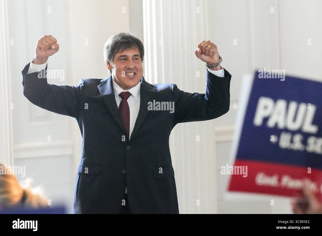 Charleston (États-Unis d'Amérique). 30 juillet 2025. Charleston (États-Unis d'Amérique). 30 juillet 2025. Projet 2025 architecte Paul dans, arrive pour annoncer sa candidature à la primaire du Sénat GOP au bâtiment Old Exchange, le 30 juillet 2025 à Charleston, Caroline du Sud. Dans se joint à une foule de conservateurs qui courent pour renverser le sénateur républicain Lyndsey Graham. Crédit : Richard Ellis/Richard Ellis/Alamy Live News Banque D'Images