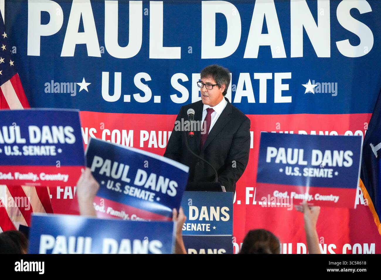 Charleston (États-Unis d'Amérique). 30 juillet 2025. Charleston (États-Unis d'Amérique). 30 juillet 2025. Projet 2025 architecte Paul dans, prononce un discours après avoir annoncé sa candidature à la primaire du Sénat GOP au bâtiment Old Exchange, le 30 juillet 2025 à Charleston, Caroline du Sud. Dans se joint à une foule de conservateurs qui courent pour renverser le sénateur républicain Lyndsey Graham. Crédit : Richard Ellis/Richard Ellis/Alamy Live News Banque D'Images