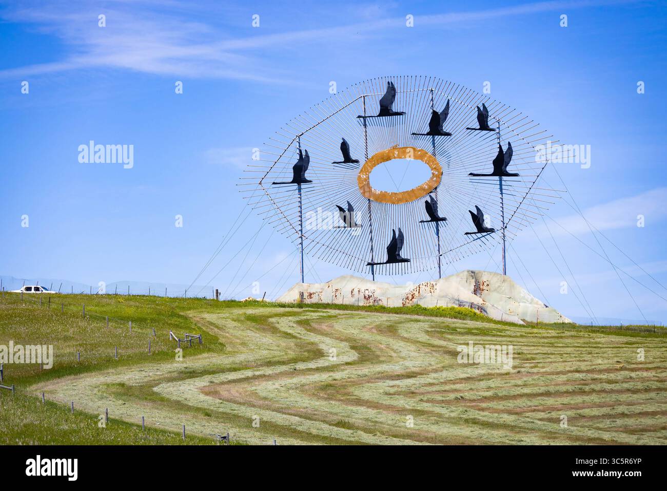 Regent, ND, États-Unis - 13 juillet 2025 : la sculpture monumentale des oies en vol, un détenteur du record du monde Guinness pour la plus grande œuvre de ferraille Banque D'Images
