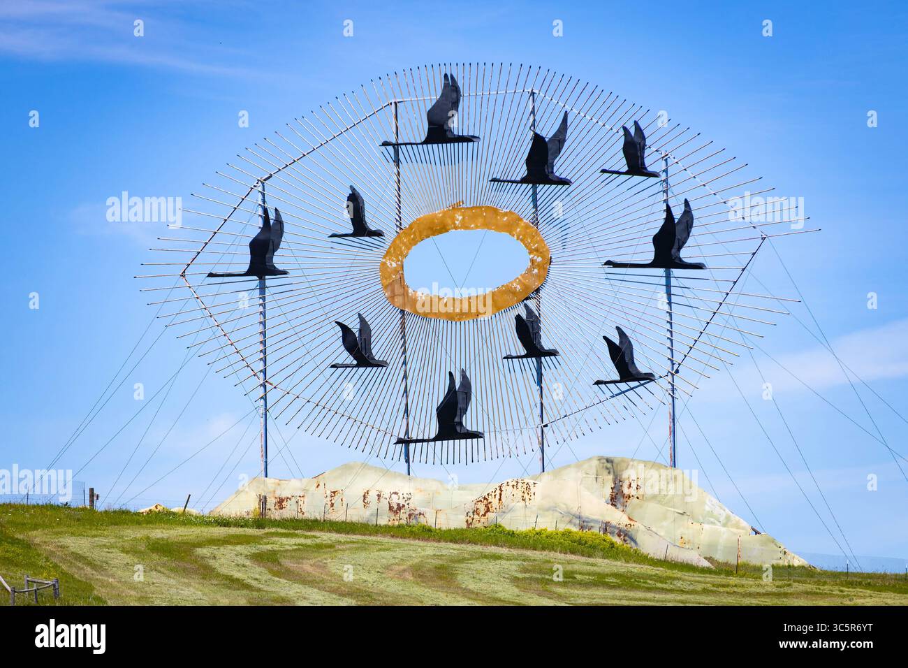 Regent, ND, États-Unis - 13 juillet 2025 : la sculpture monumentale des oies en vol, un détenteur du record du monde Guinness pour la plus grande œuvre de ferraille Banque D'Images
