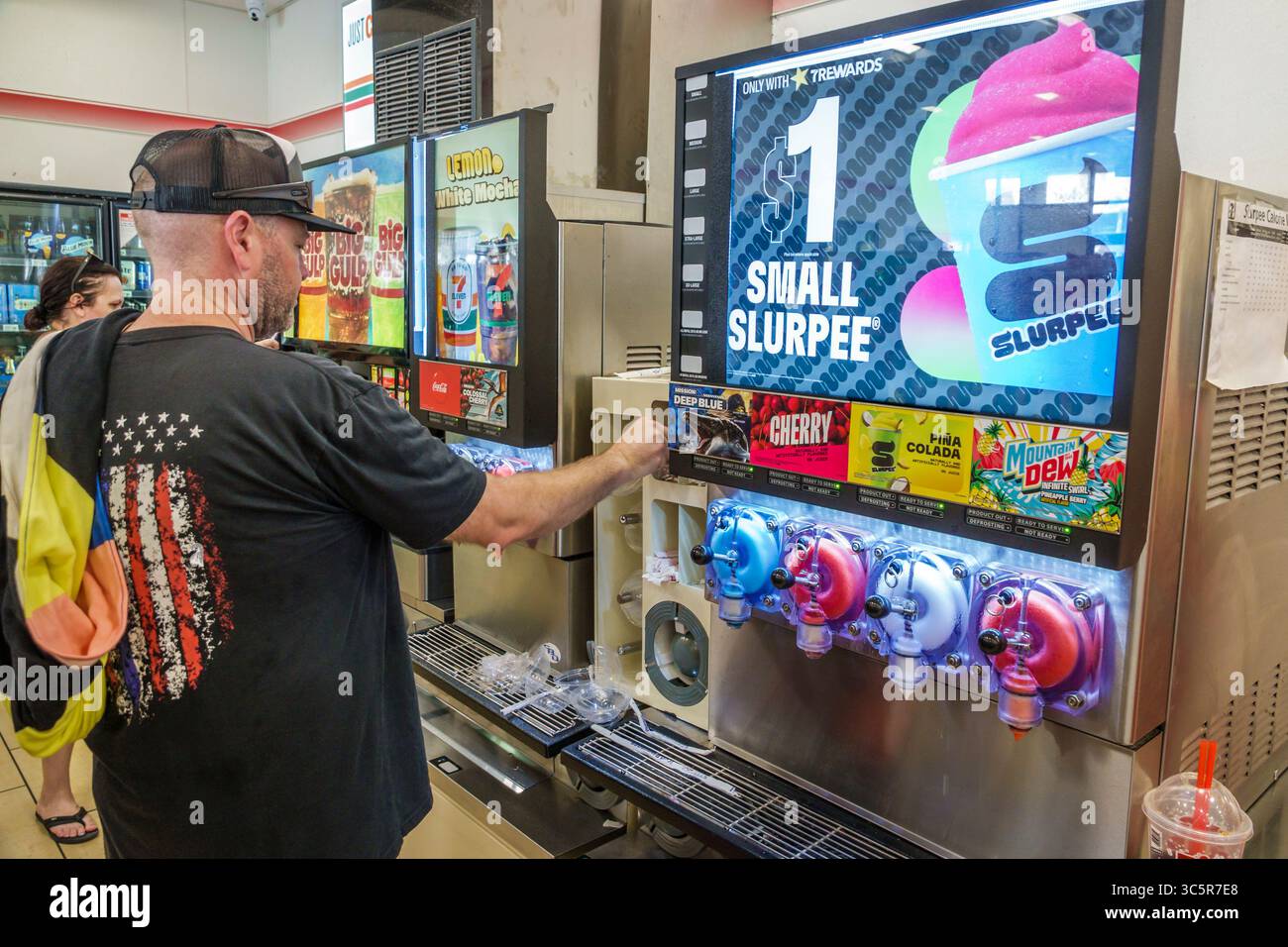Miami Florida, magasin de proximité 7-Eleven, intérieur à l'intérieur de la zone de distributeur de machine Slurpee, homme blanc adulte femme hispanique adulte, fontaine de boisson Banque D'Images