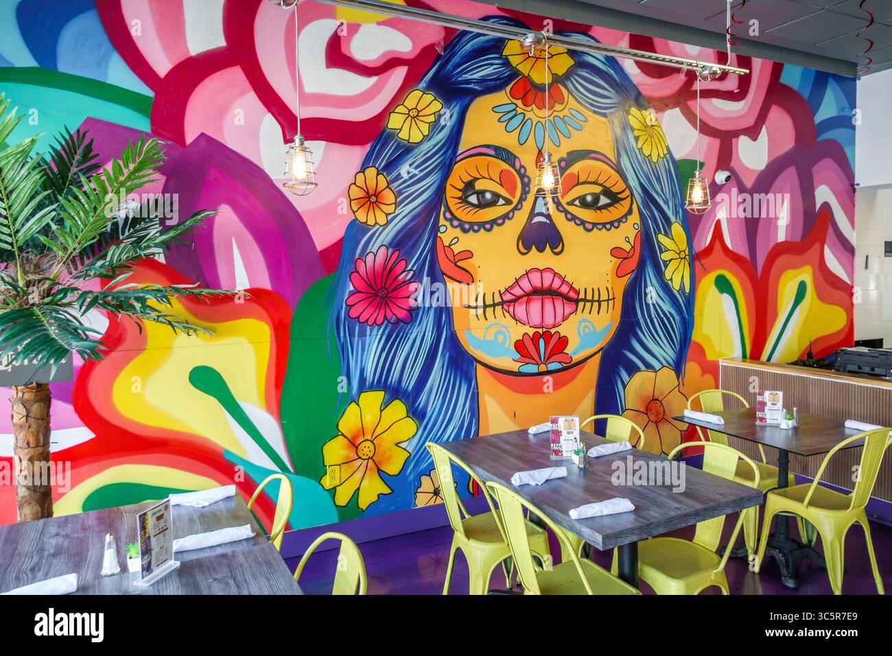 Miami Beach Floride, South Beach, Washington Avenue, restaurant café Sabores Latinos, murale colorée Day of the Dead avec des fleurs sur le visage, table intérieure s. Banque D'Images