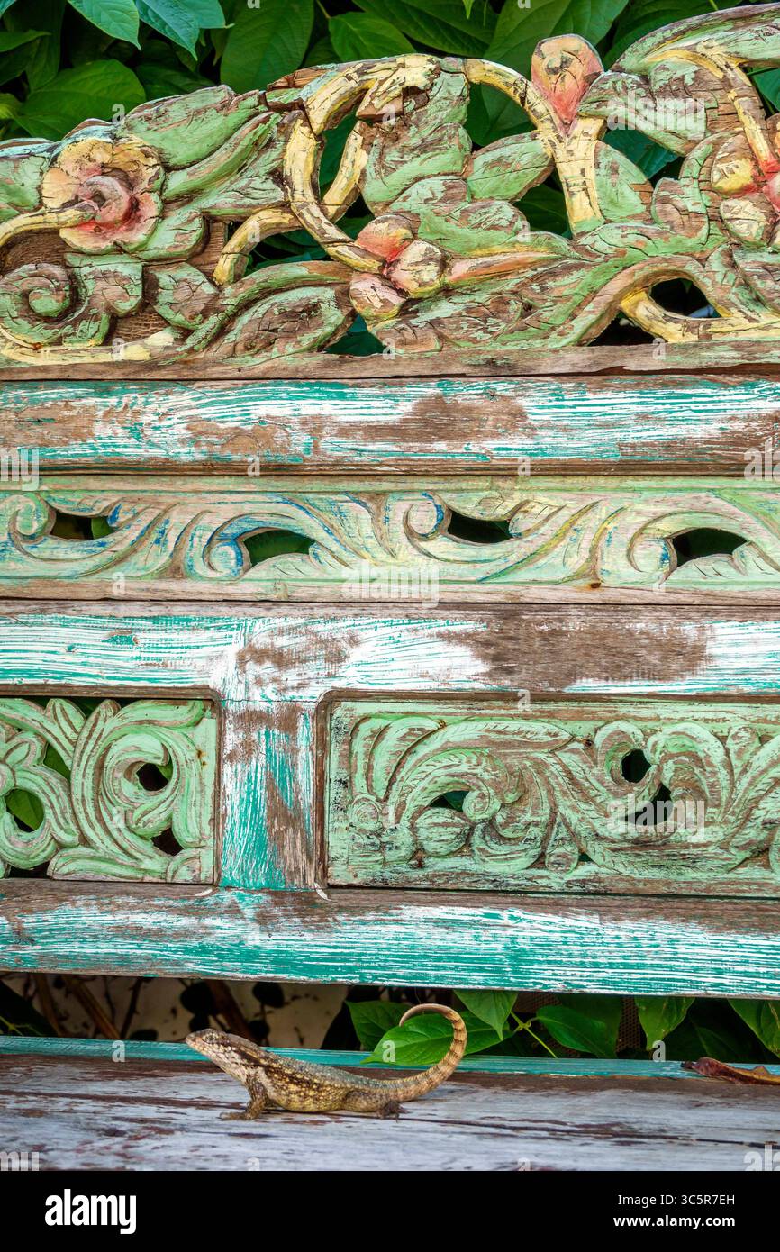 Miami Beach Floride, South Beach, Washington Avenue, hôtel de Kimpton Angler, détail de banc en bois peint rustique antique sculpté, feuille tropicale florale ornée Banque D'Images