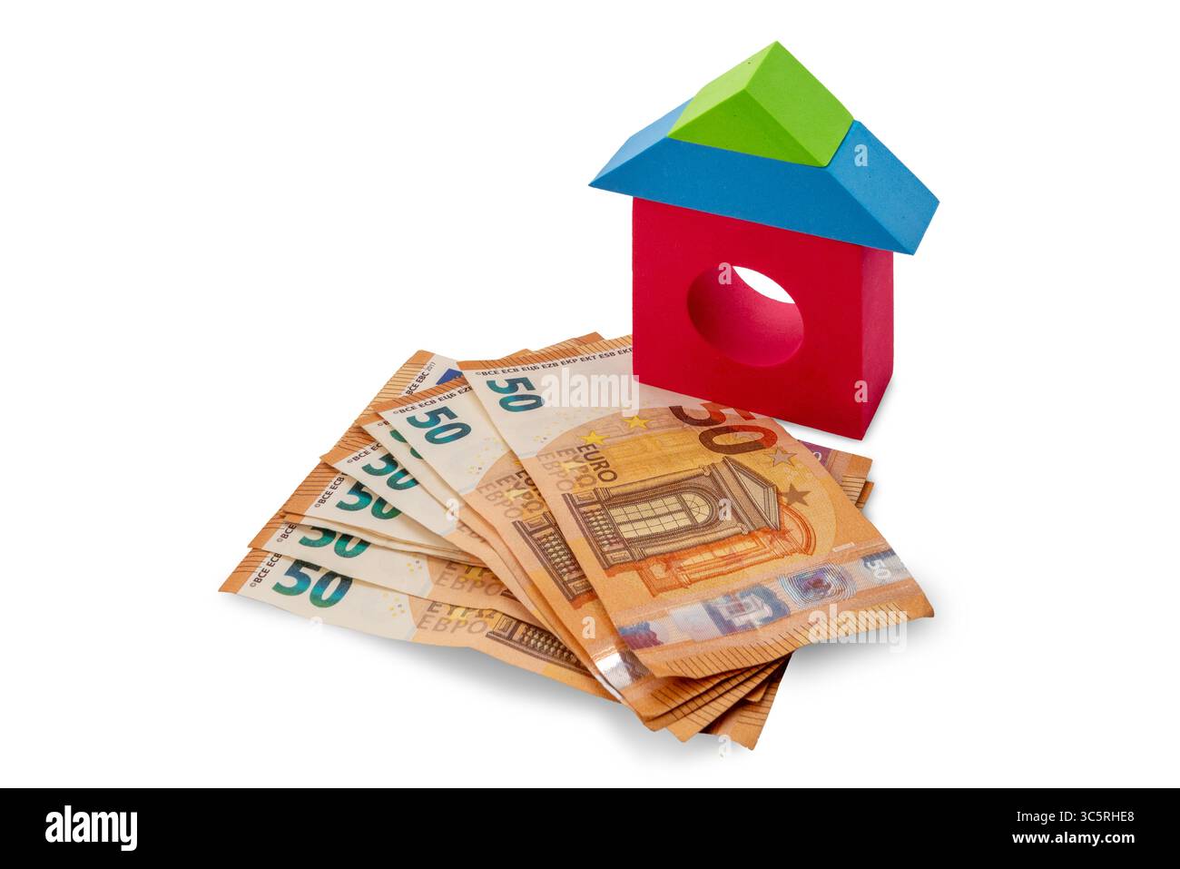 Maisons de briques jouets multicolores sur cinquante billets en euros isolés sur blanc avec chemin de découpage inclus, concept de coût d'achat de la maison Banque D'Images