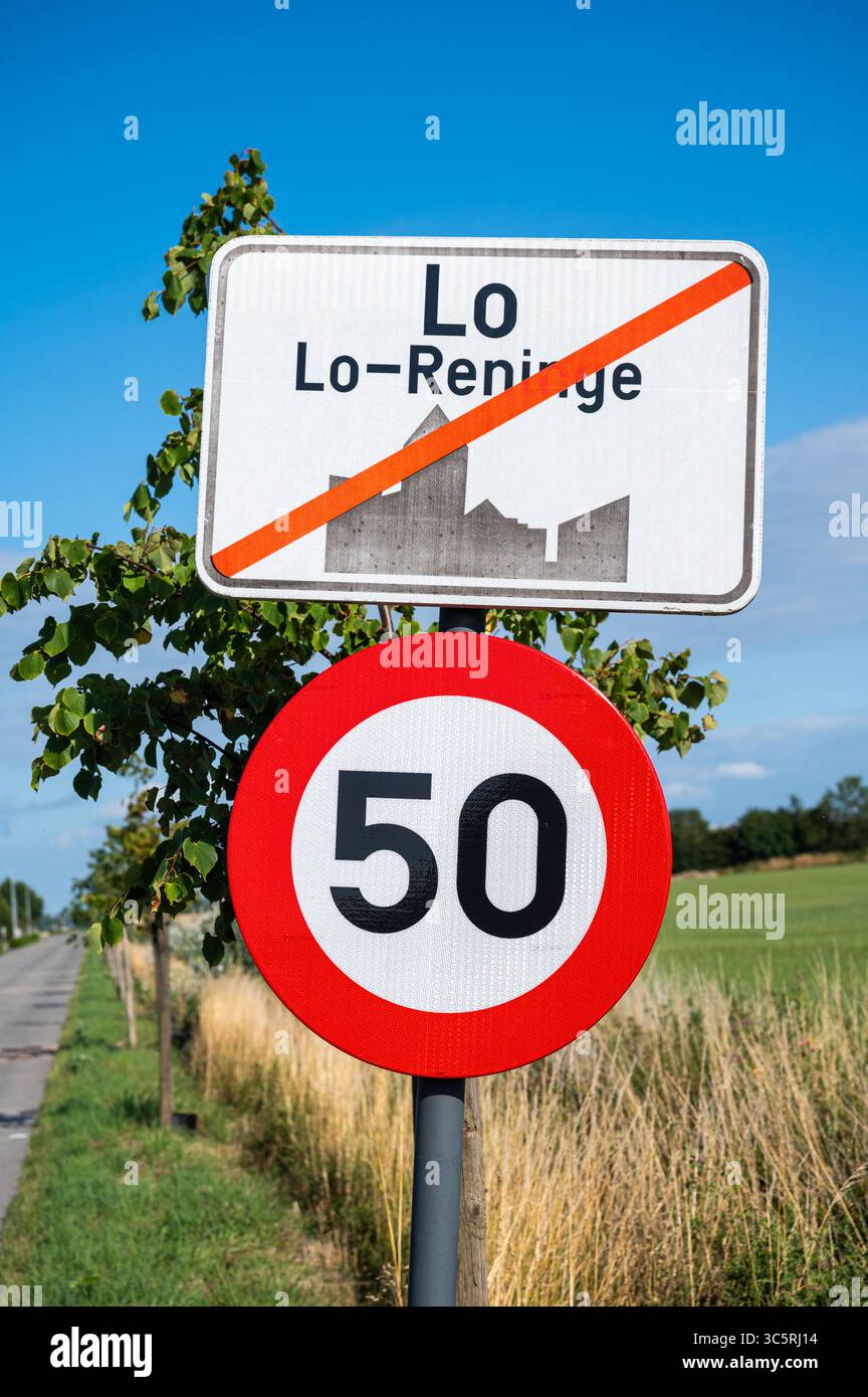 Panneau routier de Lo, partie de Lo Reninge, Flandre occidentale, Belgique 8 juillet 2025 Banque D'Images
